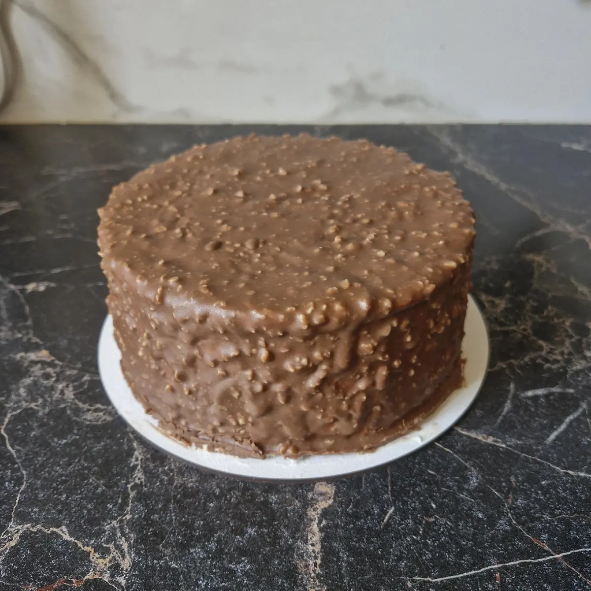 Круглый шоколадный торт с ореховой текстурой